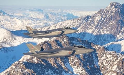 Danske F-35 patruljerer den grønlandske østkyst nær Tasiilaq.  