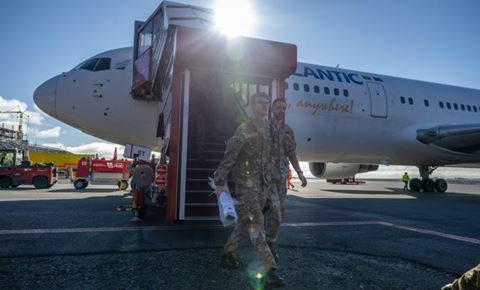 Soldater fra Hjemmeværnet træder ud af flyet efter ankomst til Nuuk lufthavn. 