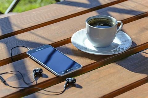 Mange har en fornemmelse af, at nogen lytter med - også når telefonen ikke bliver brugt. Foto: Pixabay